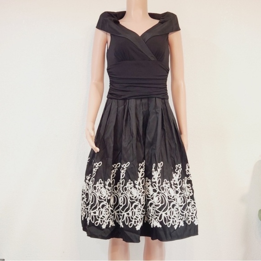 La Nouvelle Renaissance Elegant Black Dress with White Embroidery